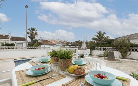 Marina: Nuage, Ciel, Vaisselle, Table, Aliments, Plante, Meubles, Propriété, Vaisselle, Coupe