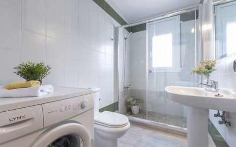 Marina: Miroir, Plante, Luminaire Plomberie, Robinet, Propriété, Buanderie, Évier, Lavabo, Blanc, Armoire De Toilette