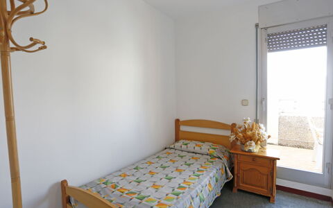Dorine: Lit, Chambre, Pièce, Meubles, Propriété, Drap De Lit, Cadre De Lit, Mur, Literie, Jaune