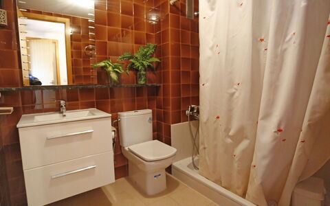 Dorine: Salle De Bains, Pièce, Propriété, Tuile, Design Intérieur, Accessoire Salle De Bain, Mur, Sol, Rideau, Luminaire Plomberie