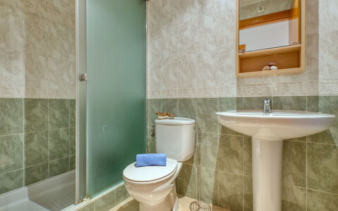 Benvinguts: Salle De Bains, Propriété, Pièce, Vert, Tuile, Mur, Robinet, Design Intérieur, Architecture, Accessoire Salle De Bain