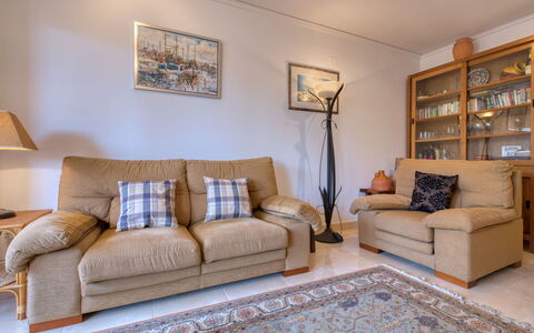 Benvinguts: Meubles, Pièce, Salon, Propriété, Design Intérieur, Jaune, Immobilier, Canapé, Sol, Mur