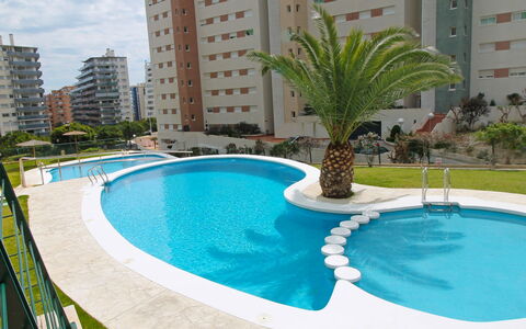 Vila Park: L'Eau, Bâtiment, Jour, Plante, Piscine, Bleu Azur, Arbre, Architecture, Fenêtre, Nuage