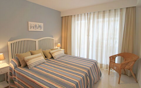 Tor Serena: Chambre, Meubles, Pièce, Lit, Propriété, Drap De Lit, Literie, Design Intérieur, Couvre-Fenêtres, Cadre De Lit