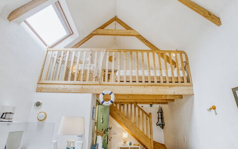 La Belle Océane: Pièce, Propriété, Plafond, Meubles, Jaune, Design Intérieur, Escaliers, Domicile, Lit, Maison