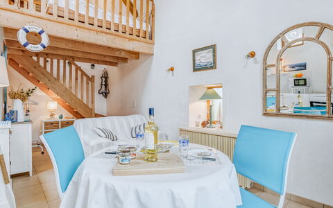 La Belle Océane: Pièce, Bleu, Meubles, Propriété, Turquoise, Jaune, Design Intérieur, Bleu Azur, Mur, Bâtiment