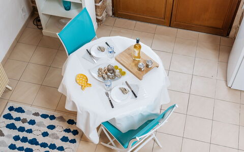 La Belle Océane: Propriété, Meubles, Cabinetry, Bleu, Table, Design Intérieur, Sol, Sol, Chaise, Bois