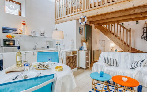 La Belle Océane: Pièce, Bleu, Propriété, Meubles, Design Intérieur, Bâtiment, Turquoise, Jaune, Maison, Table