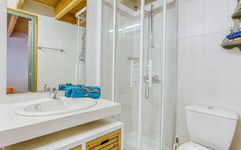 La Belle Océane: Salle De Bains, Pièce, Propriété, Jaune, Design Intérieur, Bâtiment, Immobilier, Tuile, Architecture, Robinet