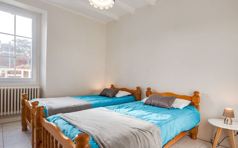 Kerhel: Chambre, Meubles, Lit, Pièce, Drap De Lit, Propriété, Literie, Cadre De Lit, Design Intérieur, Plafond