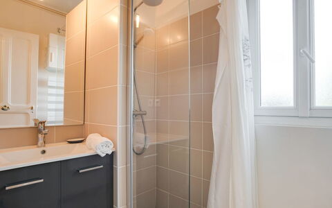 Kerhel: Salle De Bains, Propriété, Pièce, Design Intérieur, Immobilier, Tuile, Mur, Maison, Bâtiment, Architecture