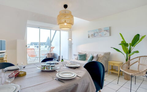 Domaine des Tadornes: Pièce, Propriété, Meubles, Design Intérieur, Salle À Manger, Bâtiment, Jaune, Table, Maison, Domicile
