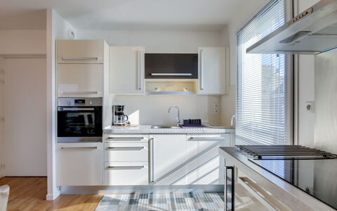 Clos Schuman: Cabinetry, Comptoir, Bâtiment, Cuisinière, Cuisine, Appareil De Cuisine, Bois, Électroménager, Sol, Sol
