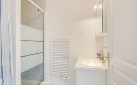 Clos Schuman: Luminaire Plomberie, Propriété, Meubles, Salle De Bains, Bâtiment, Miroir, Robinet, Bois, Maison