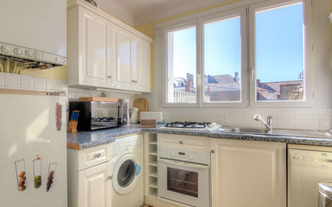 Les Mouettes: Cabinetry, Comptoir, Propriété, Fenêtre, Blanc, Bâtiment, Cuisinière, Cuisine, Design Intérieur, Evier