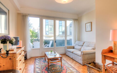 Les Mouettes: Meubles, Propriété, Fenêtre, Table, Cadre, Bleu Azur, Canapé, Plante, Salon, Plante D'Appartement