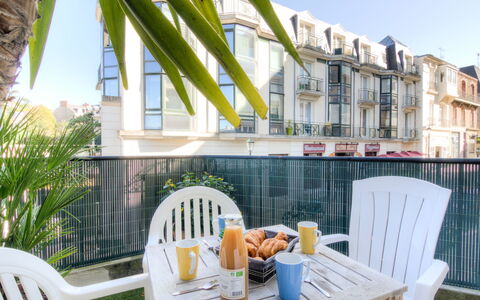 Les Mouettes: Ciel, Meubles, Vaisselle, Propriété, Table, Chaise, Blanc, Bâtiment, Vert, Bleu Azur