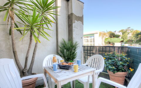 Les Mouettes: Plante, Meubles, Propriété, Table, Ciel, Chaise, Bâtiment, Bleu Azur, Botanique, Mobilier De Jardin