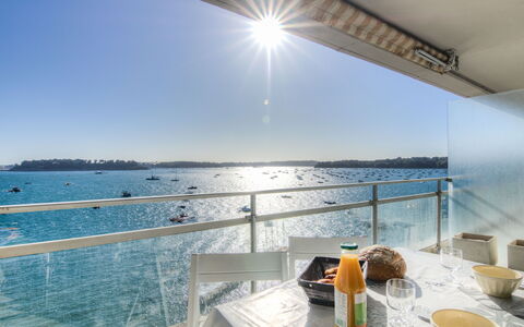 Le Bellevue: Ciel, L'Eau, Vaisselle, Ombre, Plan D'Eau, Architecture Navale, Chaise, Clôture, Table, Loisir