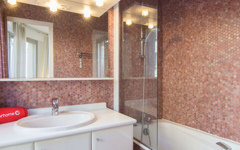 Le Bellevue: Miroir, Robinet, Évier, Propriété, Luminaire Plomberie, Lavabo, Baignoire, Salle De Bains, Design Intérieur