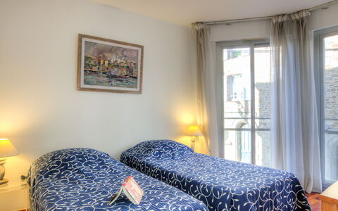Le Bellevue: Meubles, Fenêtre, Propriété, Cadre, Confort, Bleu Azur, Textile, Bois, Design Intérieur, Ombre