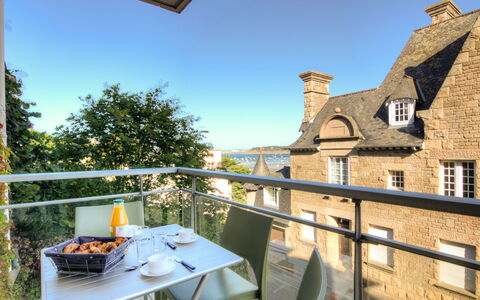 Le Royal Foch: Ciel, Table, Meubles, Bâtiment, Chaise, Fenêtre, Plante, Vaisselle, Maison, Mobilier De Jardin
