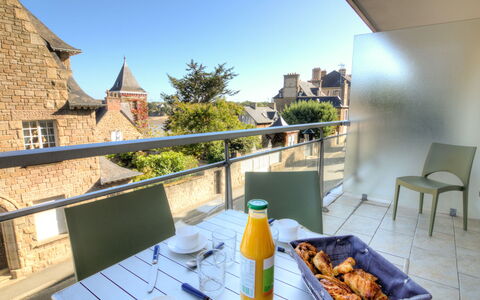 Le Royal Foch: Aliments, Vaisselle, Bâtiment, Table, Meubles, Ciel, Chaise, Plante, Éclairage, Maison