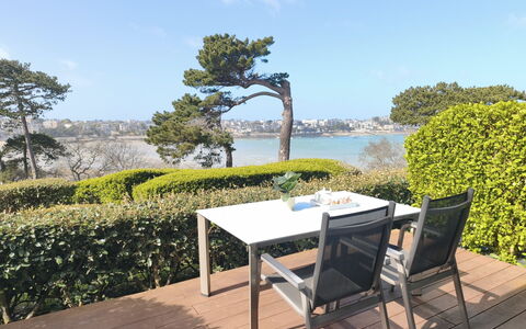 Dinard 220: Meubles, Mobilier De Jardin, Arbuste, Table, Tableau De Plein Air, Ombre, Chaise, Cotiers Et Relief Océaniques, Mer