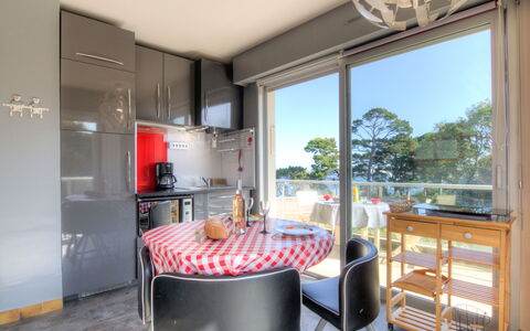 Dinard 220: Meubles, Propriété, Bâtiment, Design Intérieur, Cabinetry, Éclairage, Chaise, Cuisine, Ciel, Sol