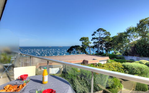 Dinard 220: Ciel, Plante, Table, Bâtiment, Vaisselle, L'Eau, Bleu Azur, Ombre, Chaise, Mobilier De Jardin