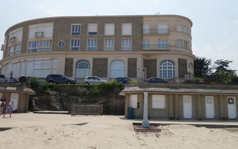 Dinard 241: Propriété, Ciel, Fenêtre, Bâtiment, Architecture, Nuage, Plante, Façade, Ville, Arbre