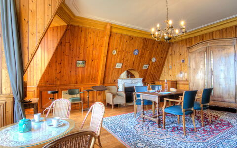 La Garde: Table, Meubles, Propriété, Chaise, Bleu, Bâtiment, Bois, Design Intérieur, Éclairage, Architecture