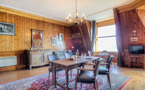 La Garde: Table, Meubles, Cabinetry, Propriété, Chaise, Bâtiment, Canapé, Bois, Design Intérieur, Cuisine