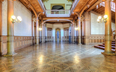 La Garde: Propriété, Bâtiment, Bois, Salle, Design Intérieur, Sol, Fenêtre, Sol, Symétrie