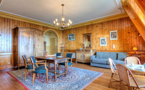 La Garde: Meubles, Table, Propriété, Canapé, Chaise, Bâtiment, Cadre, Design Intérieur, Bois, Éclairage