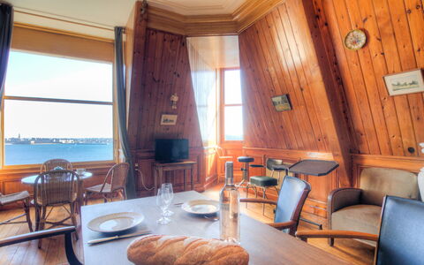 La Garde: Table, Meubles, Propriété, Canapé, Vaisselle, Confort, Bâtiment, Fenêtre, Bleu Azur, Bois
