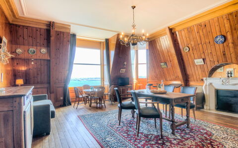 La Garde: Meubles, Propriété, Table, Cadre, Bleu, Bois, Chaise, Design Intérieur, Bâtiment, Cabinetry