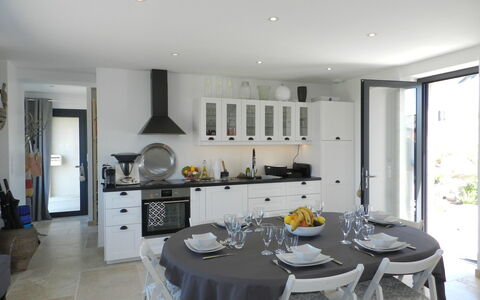 Le Ménez: Pièce, Propriété, Meubles, Bâtiment, Design Intérieur, Cuisine, Salle À Manger, Sol, Maison, Table