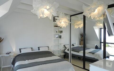 Le Ménez: Chambre, Pièce, Meubles, Design Intérieur, Plafond, Propriété, Lit, Cadre De Lit, Mur, Bâtiment