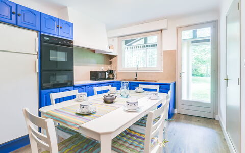 Mauriac: Cabinetry, Comptoir, Table, Meubles, Robinet, Fenêtre, Bâtiment, Évier, Cuisine, Chaise
