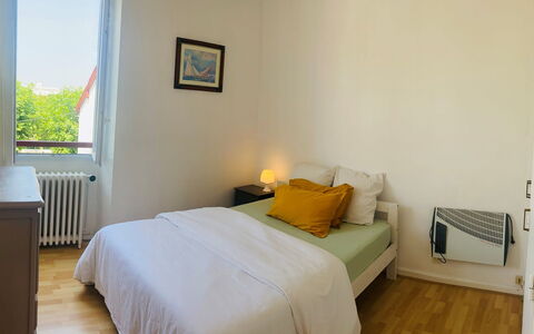 St Jean: Lit, Meubles, Chambre, Sol, Design Intérieur, Mur, Sol, Drap De Lit, Literie, Bois