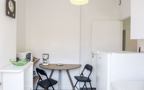 St Jean: Table, Meubles, Chaise, Bâtiment, Design Intérieur, Bois, L'Horloge, Sol, Mur, Sol