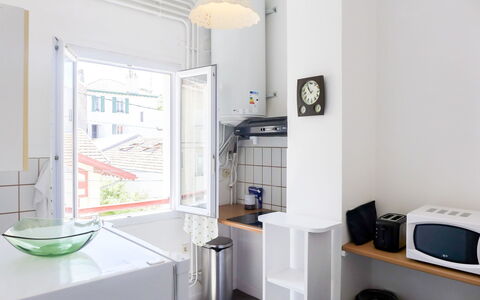 St Jean: Meubles, Design Intérieur, Fenêtre, Bâtiment, Sol, Sol, Électroménager, Cuisine, Rayonnage