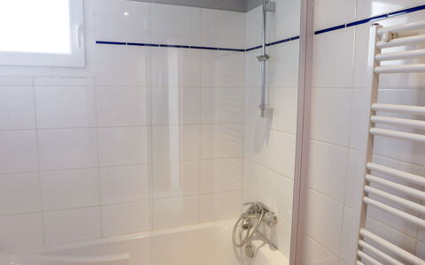 Amigorena: Luminaire Plomberie, Douche, Salle De Bains, Tete De Douche, Porte De Douche, Sol, Plomberie, Sol, Composite