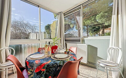 Port Royal - Corvette: Design Intérieur, Appartement, Meubles, Chaise, Pièce, Table Cuisine Et Salle A Manger, Salle À Manger, Tache De Bois, Ombre, Plante D'Appartement