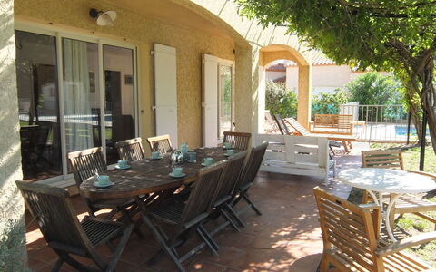 Villa Brigantin: Meubles, Table, Propriété, Chaise, Ombre, Design Intérieur, Arbre, Bâtiment, Mobilier De Jardin, Bois