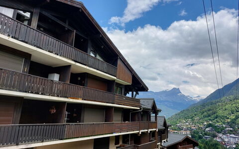 Saint-Gervais D'En Haut: Ciel, Nuage, Bâtiment, Montagne, Fenêtre, Design Urbain, Bois, Point De Repère, Façade, Paysage