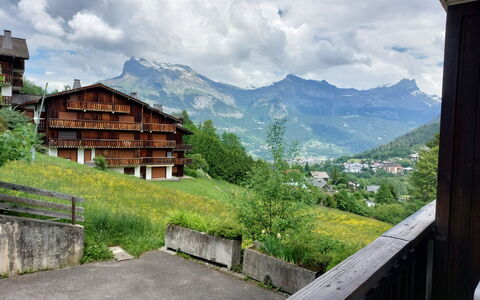 Saint-Gervais D'En Haut: Nuage, Ciel, Bâtiment, Plante, Montagne, Fenêtre, Bois, Montagnes, Maison, Arbre