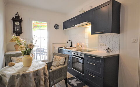 Les Angevines: Cabinetry, Meubles, Propriété, Comptoir, Évier, Tiroir, Design Intérieur, Table, Bois, Cuisine