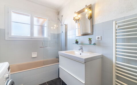 Les Faubourgs Saint Michel: Miroir, Robinet, Évier, Luminaire Plomberie, Propriété, Armoire De Toilette, Lavabo, Bâtiment, Salle De Bains, Fenêtre